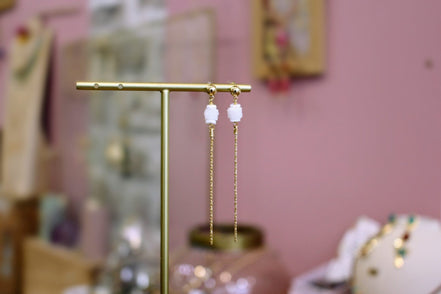 Boucles d'oreilles longues et élégantes doré et cristal de roche