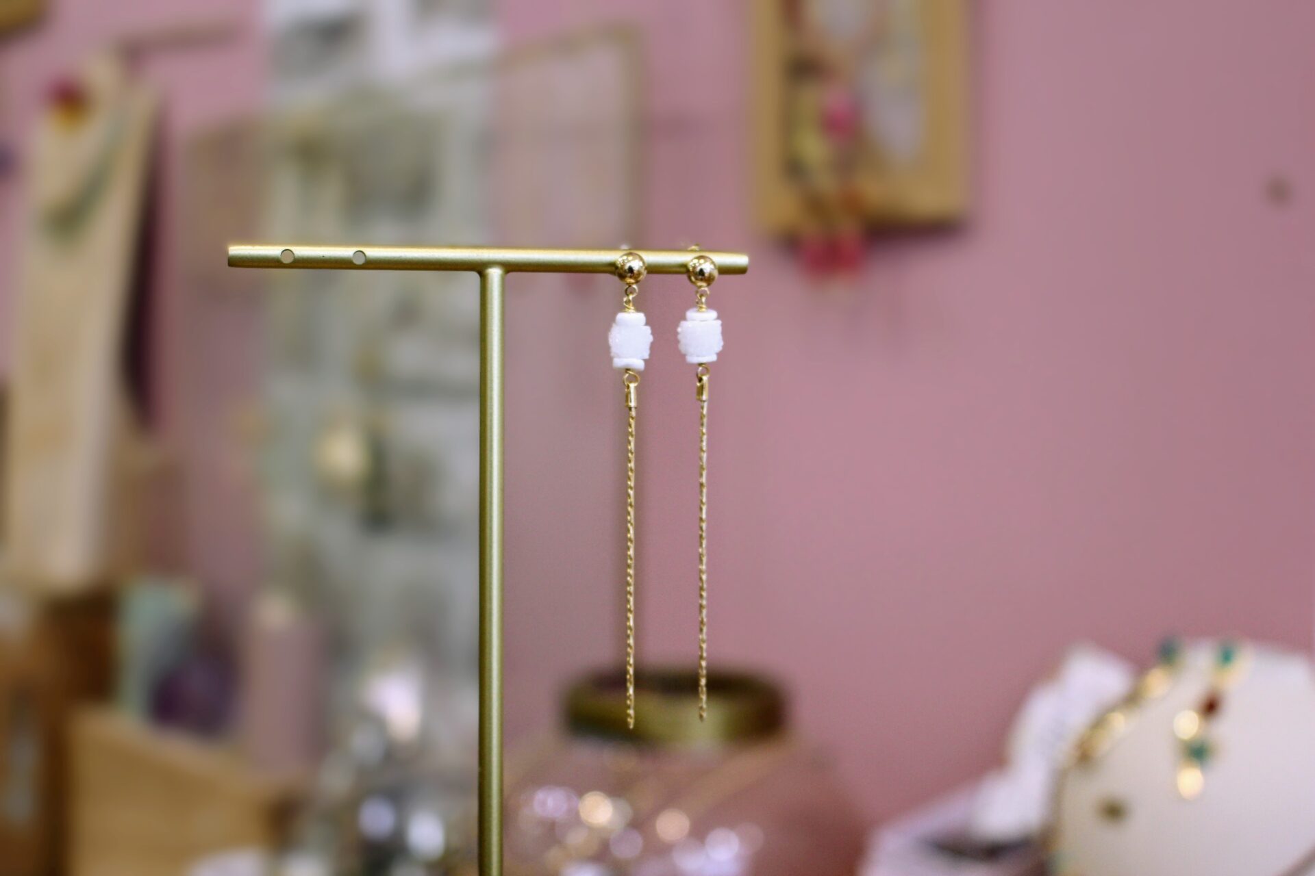 Boucles d'oreilles longues et élégantes doré et cristal de roche
