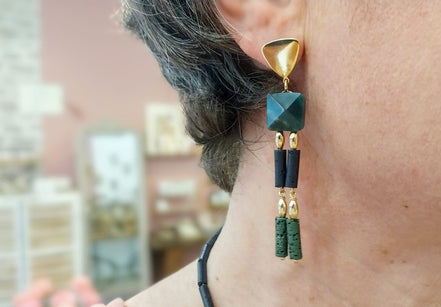 Boucles d'oreilles longues dorées laiton or fin 24 carats pierre naturelle et pierre de lave verte et noires