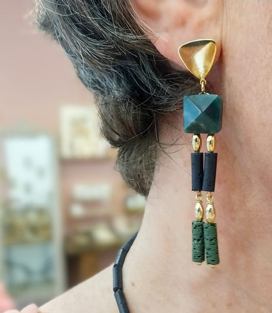 Boucles d'oreilles longues dorées laiton or fin 24 carats pierre naturelle et pierre de lave verte et noires
