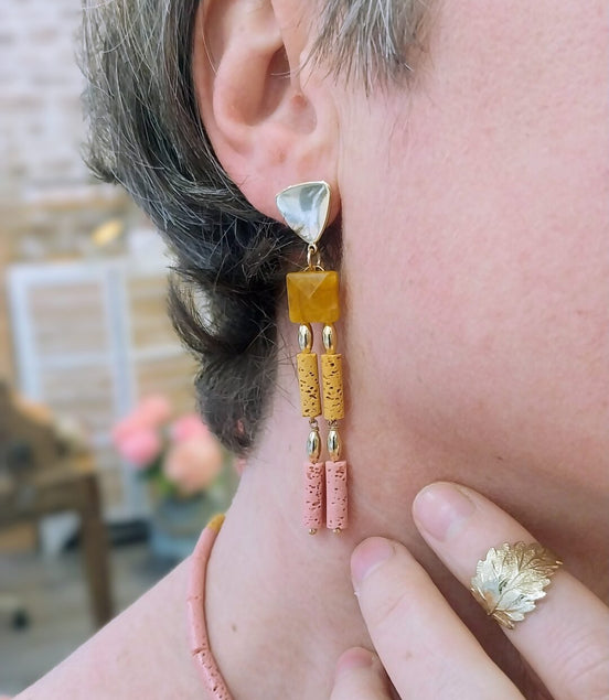 Boucles d'oreilles asymétriques TELLURE rose poudré ocre et or