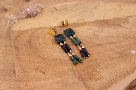 Boucles d'oreilles longues laiton doré à l'or fin 24 carats et pierre naturelle et pierre de lave verte