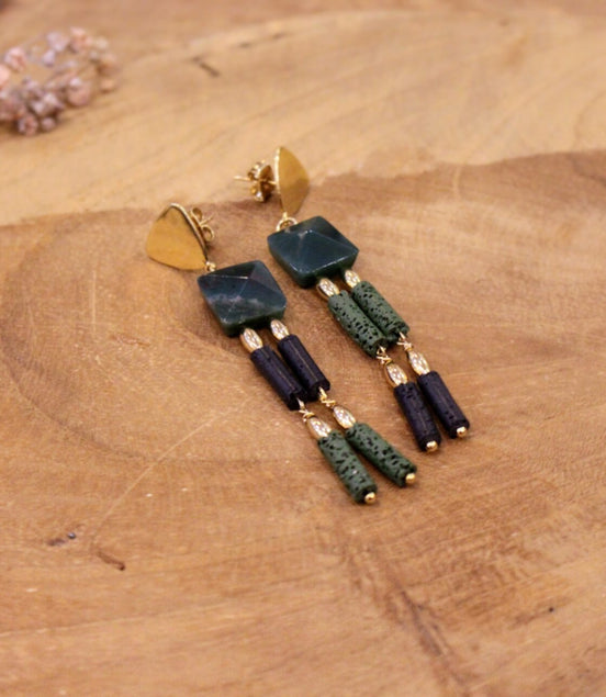 Boucles d'oreilles longues laiton doré à l'or fin 24 carats et pierre naturelle et pierre de lave verte