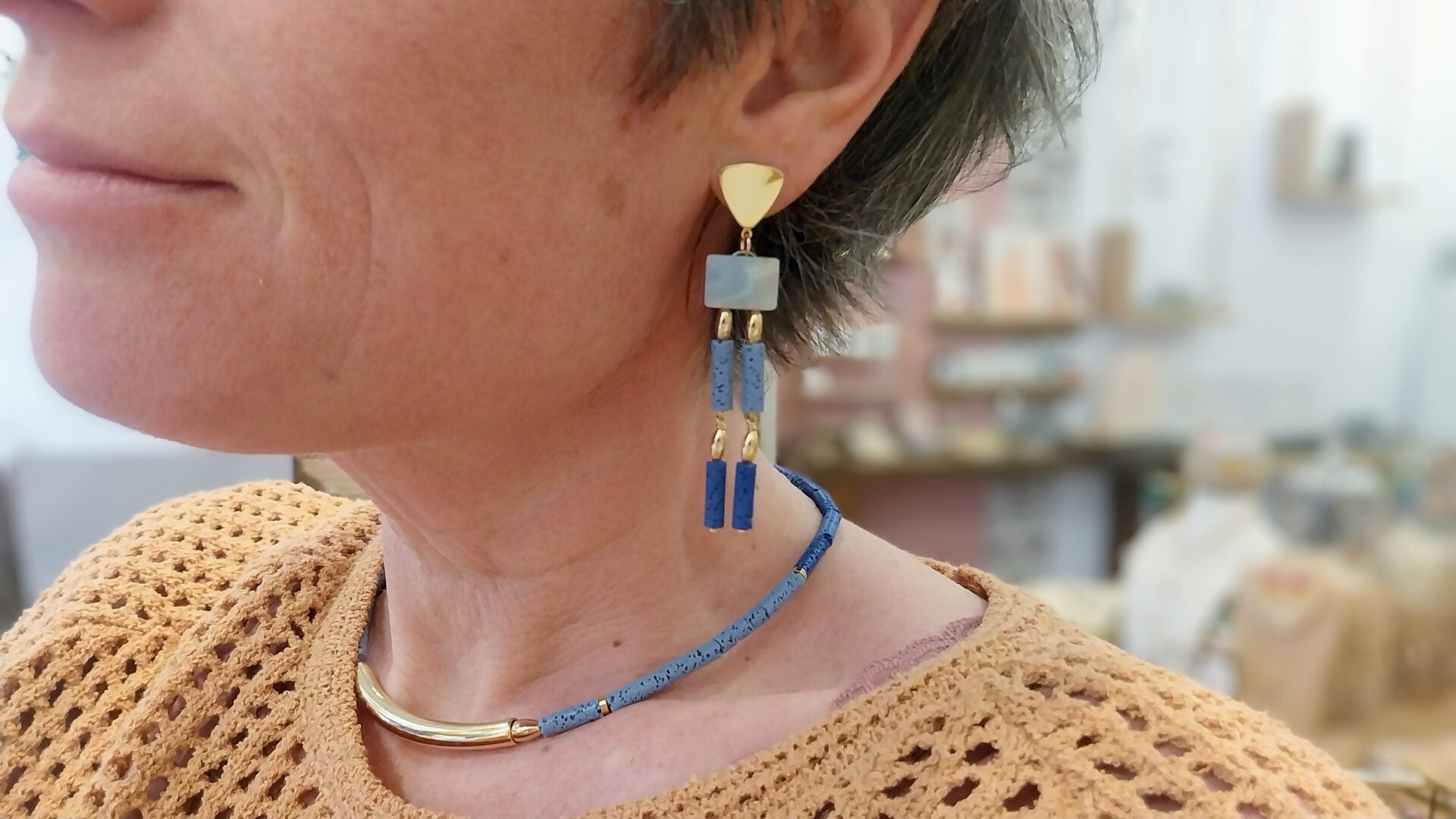Boucles d’oreilles asymétrique TELLURE doré – Bleu Argile, Bleu Klein Amazonite