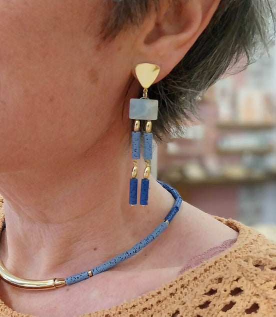 Boucles d’oreilles asymétrique TELLURE doré – Bleu Argile, Bleu Klein Amazonite