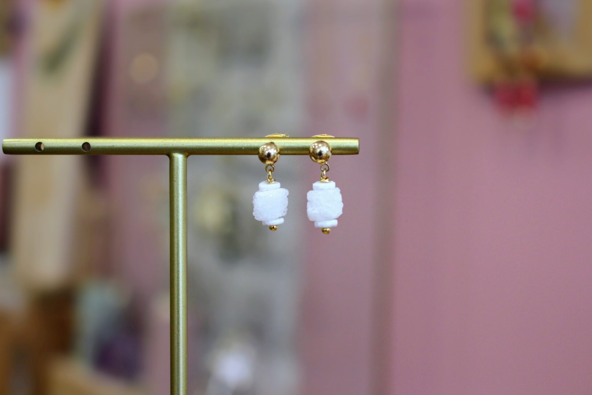 Boucles d'oreilles pendantes s courtes dorées et cristal de roche