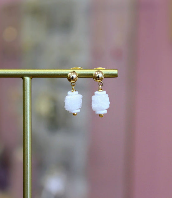 Boucles d'oreilles pendantes s courtes dorées et cristal de roche