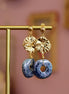 Boucles d'oreilles pendantes estampes de fleur doré et disque en céramique bleu cobalt