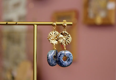 Boucles d'oreilles pendantes estampes de fleur doré et disque en céramique bleu cobalt