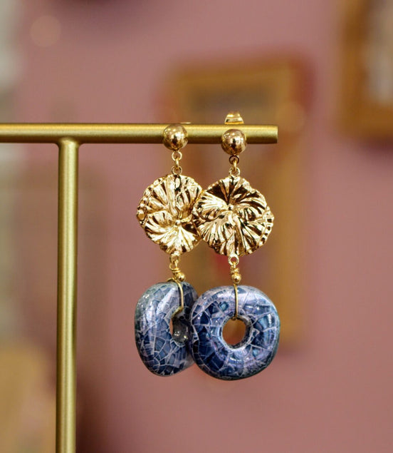 Boucles d'oreilles pendantes estampes de fleur doré et disque en céramique bleu cobalt