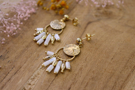 boucles d'oreilles dorées pendantes et nacres