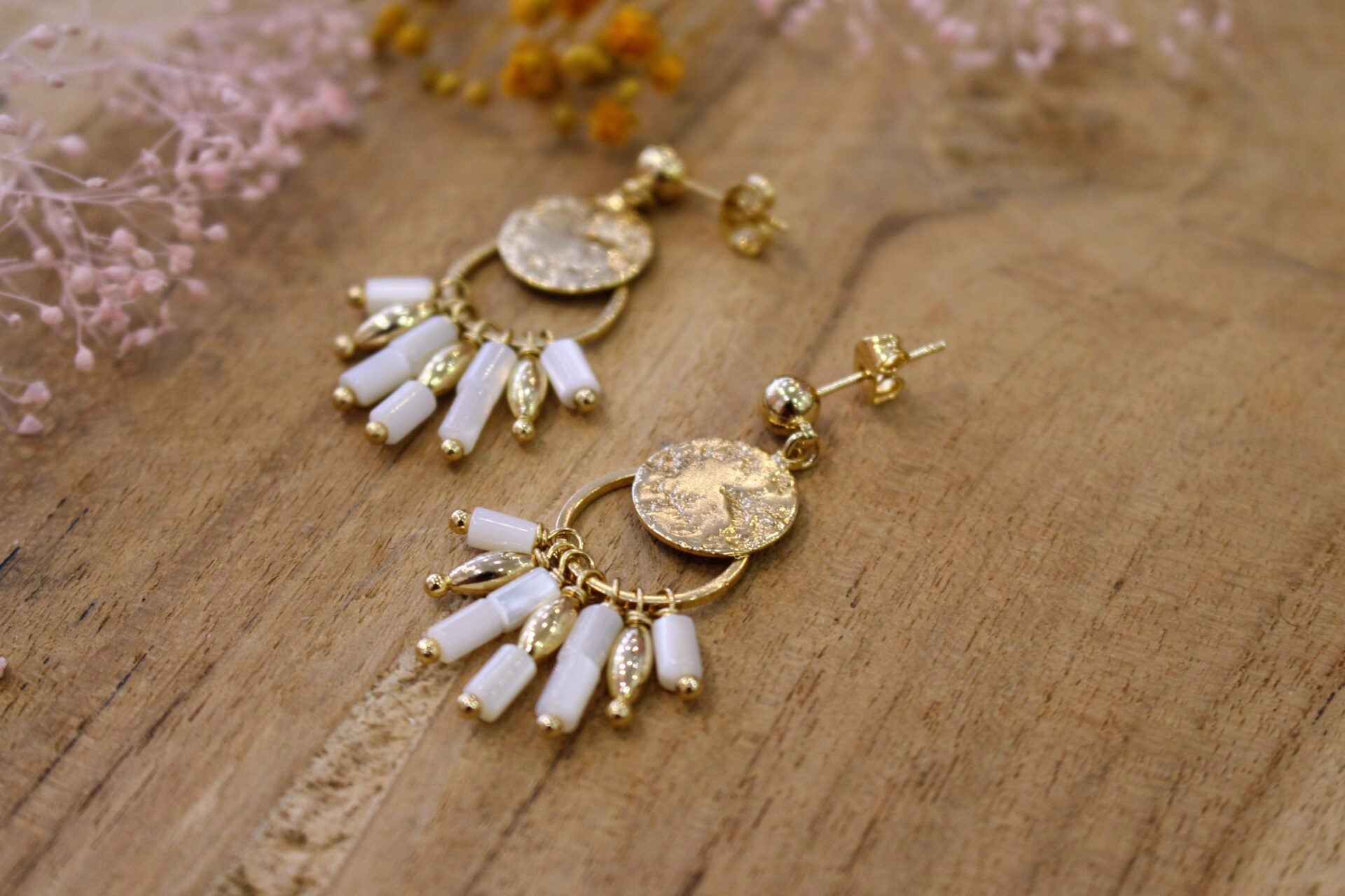 boucles d'oreilles dorées pendantes et nacres