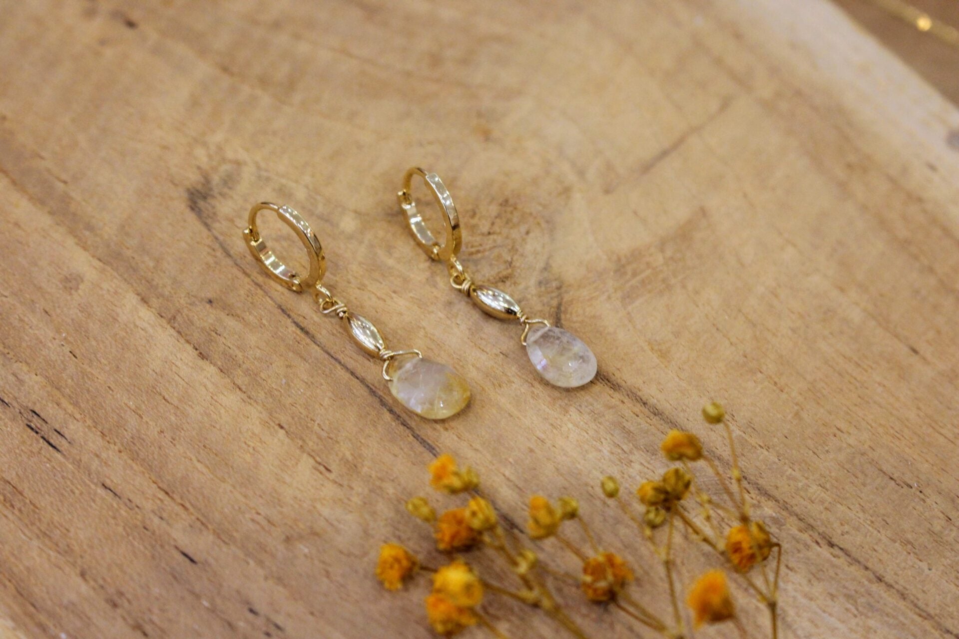 petites boucles d'oreilles dorées pendantes et quartz rutile goutte