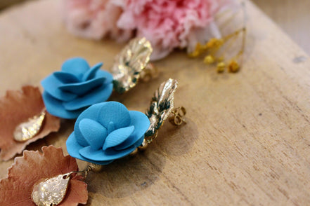 Idée cadeau bijou femme grandes boucles d'oreilles dorées pendentes bleues et marron invitée mariage