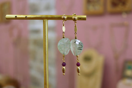 Boucles d'oreilles QUIETUDE doré - phrénite épidote et rubis