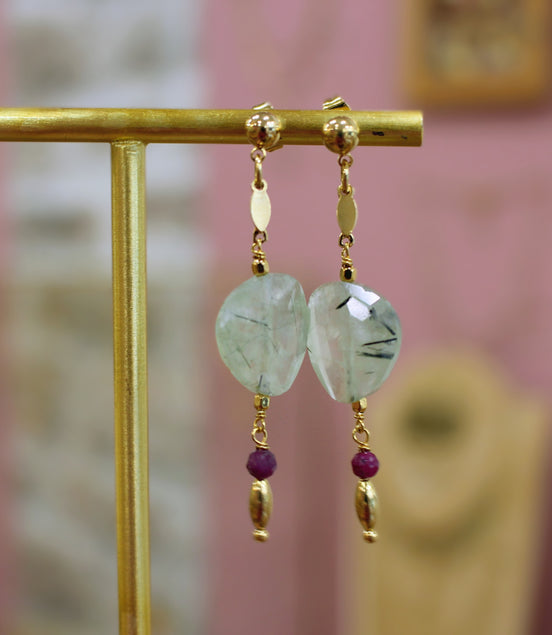 Boucles d'oreilles QUIETUDE doré - phrénite épidote et rubis