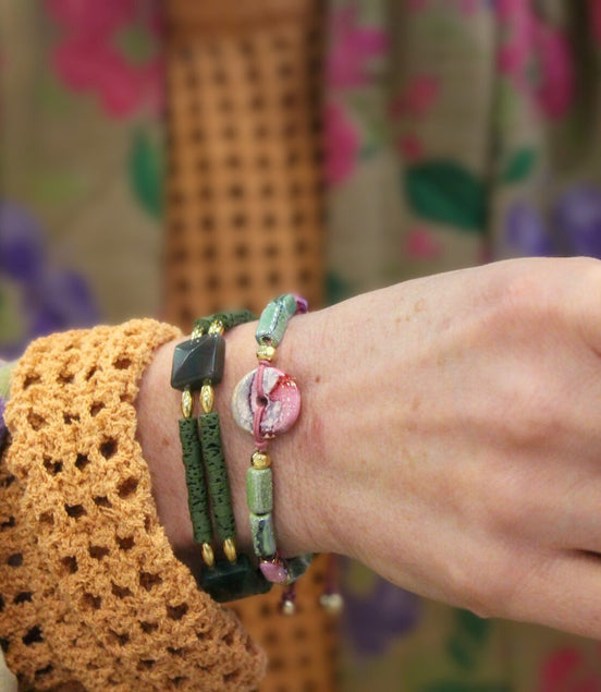 Bracelet élastique laiton doré à l'or fin 24 carats perles de lave vertes et pierre naturelle jaspe