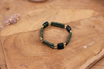 Bracelet élastique laiton doré à l'or fin 24 carats pierre naturelle et pierre de lave vert kaki idée cadeau bijou femme