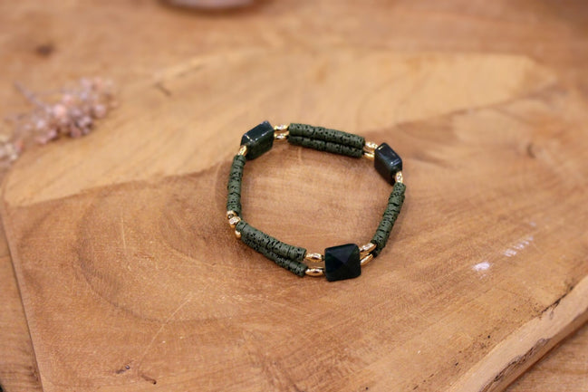 Bracelet élastique laiton doré à l'or fin 24 carats pierre naturelle et pierre de lave vert kaki idée cadeau bijou femme