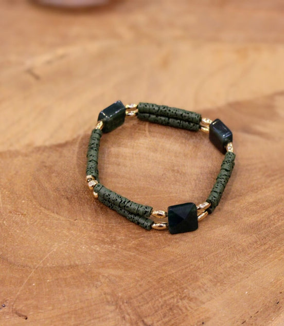 Bracelet élastique laiton doré à l'or fin 24 carats pierre naturelle et pierre de lave vert kaki idée cadeau bijou femme