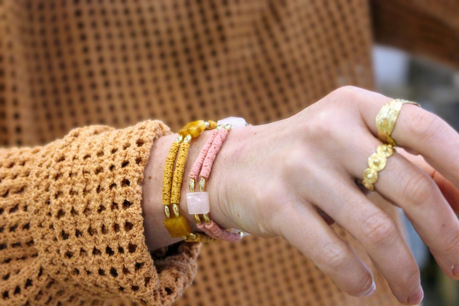 Bracelet élastique laiton doré or fin 24 carats pierre de lave et quartz rose et citrine bijou de créateur