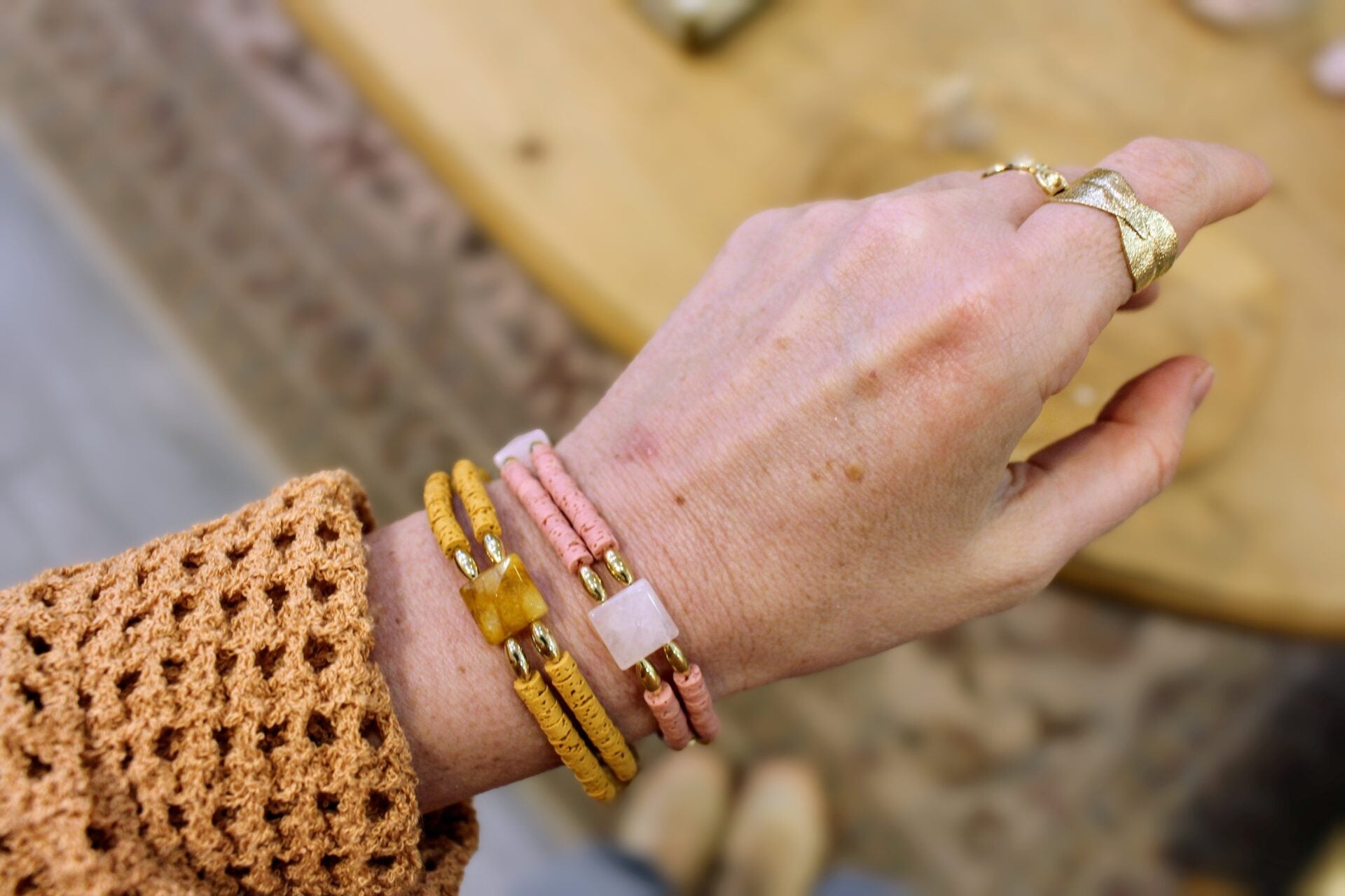 Bracelet élastique laiton doré or fin 24 carats pierre de lave et quartz rose et citrine bijou artisanal matière naturelle
