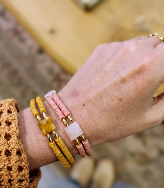Bracelet élastique laiton doré or fin 24 carats pierre de lave et quartz rose et citrine bijou artisanal matière naturelle
