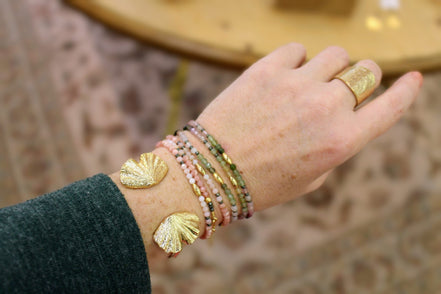 Idée cadeau Bracelet jonc doré feuille de gingko bijou femme