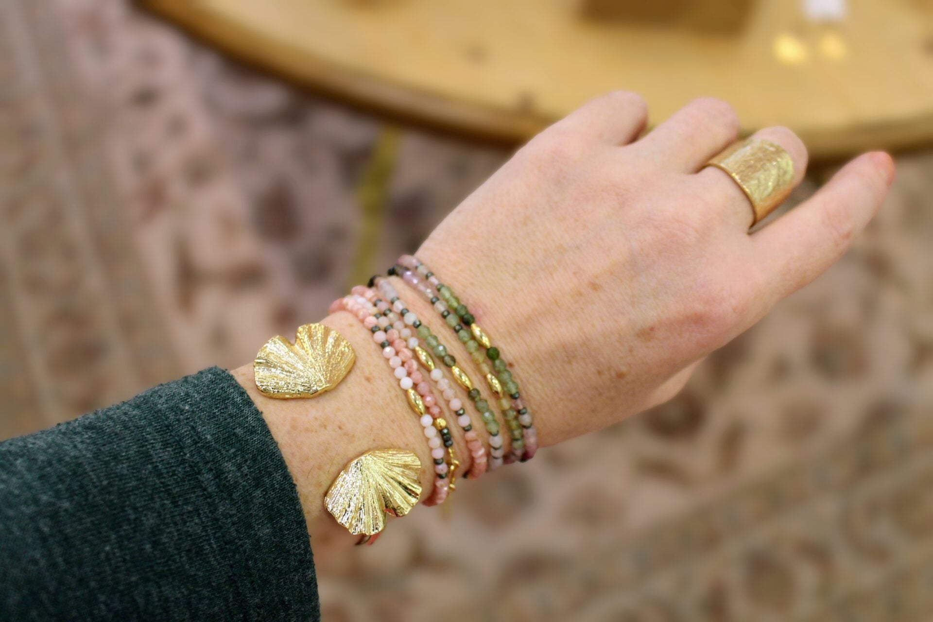Idée cadeau Bracelet jonc doré feuille de gingko bijou femme