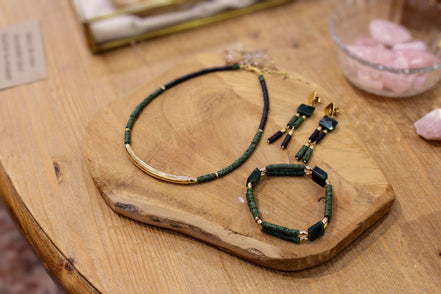 Collection TELLURE parure bijoux doré à l'or fin 24 carats pierre de lave vertes et noires bijoux de créateur idée cadeau bijou artisanal
