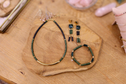 Collection TELLURE parure bijoux doré à l'or fin 24 carats pierres de lave vert kaki et noir