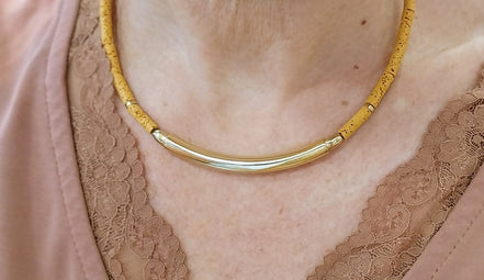 Collier ras du cou en laiton doré or fin 24 carats pierres de lave rose et jaune ocre. Bijou artisanal haut de gamme