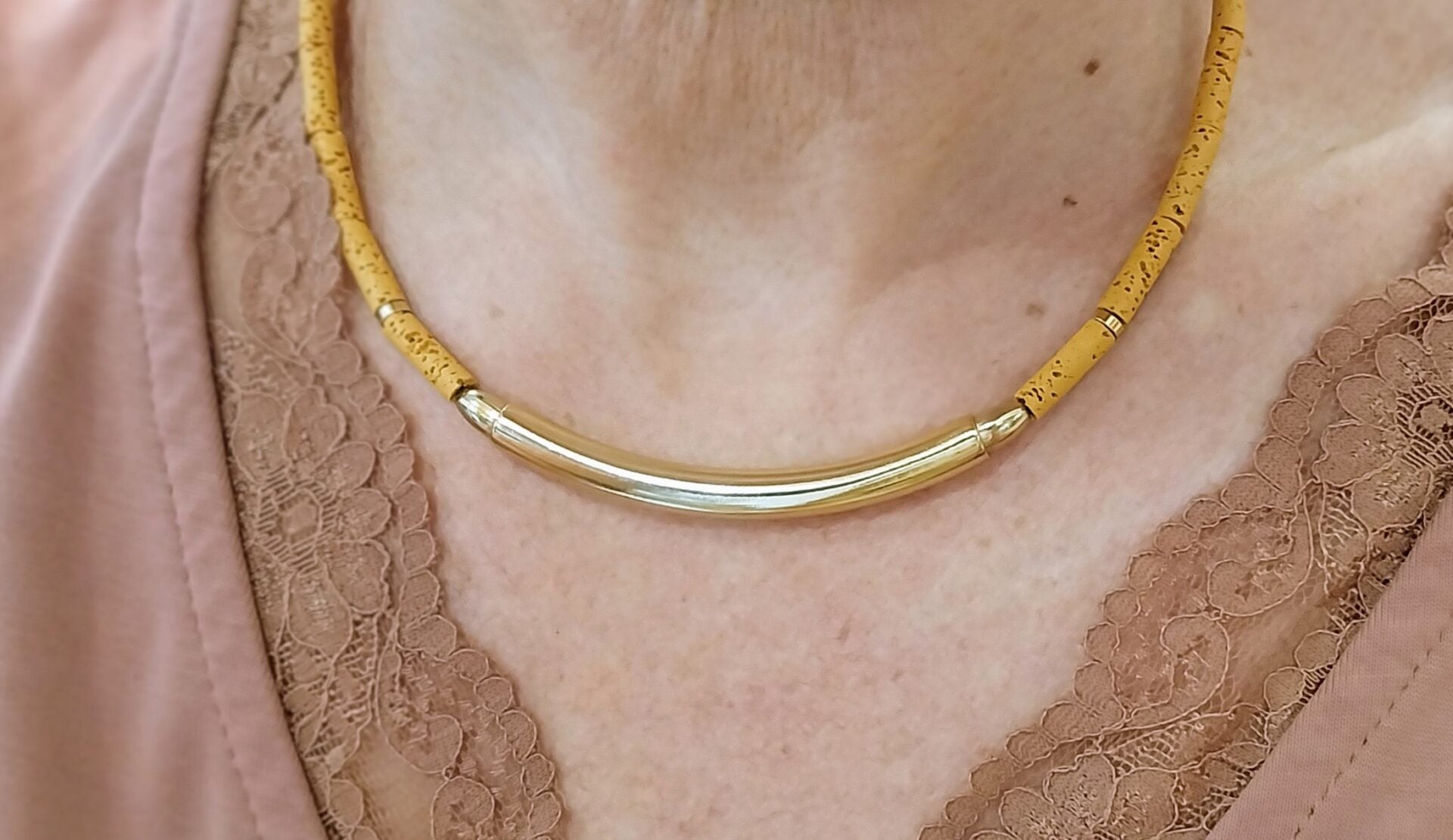 Collier ras du cou en laiton doré or fin 24 carats pierres de lave rose et jaune ocre. Bijou artisanal haut de gamme
