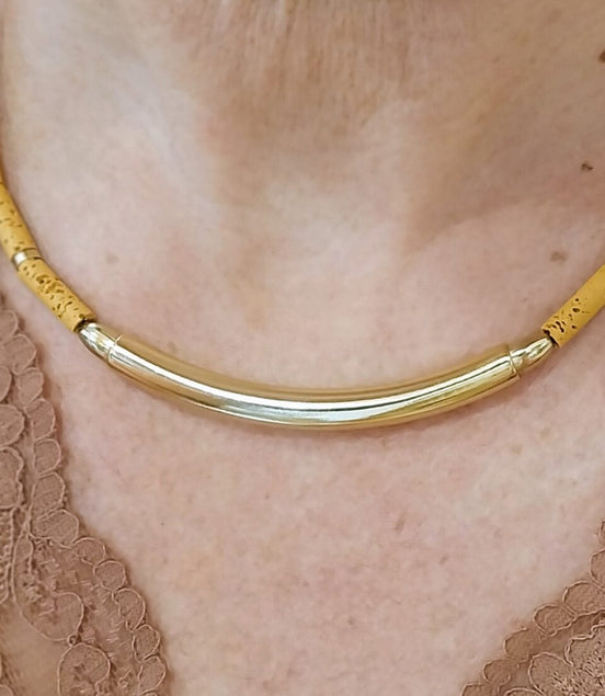 Collier ras du cou en laiton doré or fin 24 carats pierres de lave rose et jaune ocre. Bijou artisanal haut de gamme