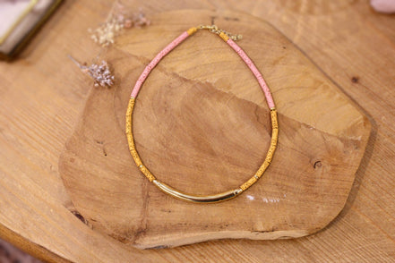 Collier court en laiton doré or fin 24 carats perles de lave rose poudré et jaune ocre. Idée cadeau bijou artisanal haut de gamme pour femme