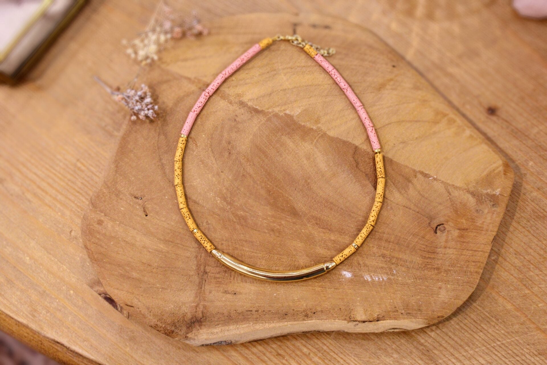 Collier court en laiton doré or fin 24 carats perles de lave rose poudré et jaune ocre. Idée cadeau bijou artisanal haut de gamme pour femme