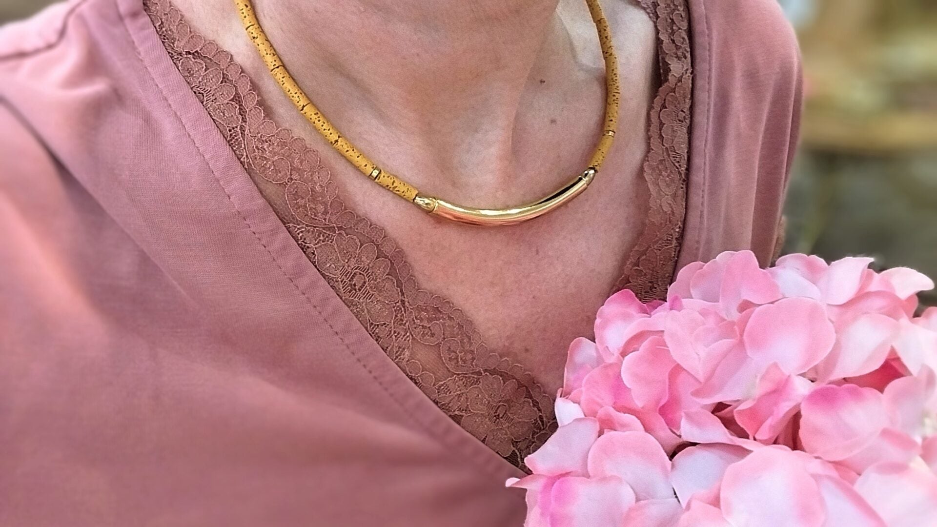 Collier court en laiton doré or fin 24 carats perles de lave rose poudré et jaune ocre. Idée cadeau bijou artisanal haut de gamme pour femme
