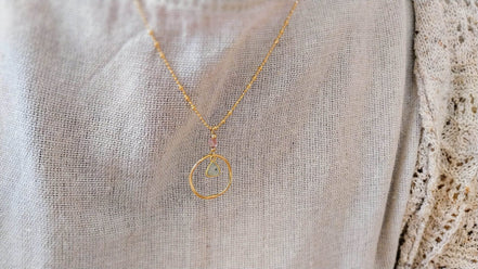 Idée cadeau bijou femme Collier doré femme anneau phrénite épidote