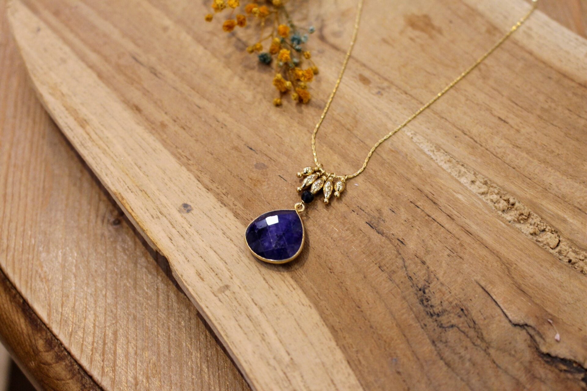 Idée cadeau bijou femme collier doré chaine fine avec sillimanite bleue