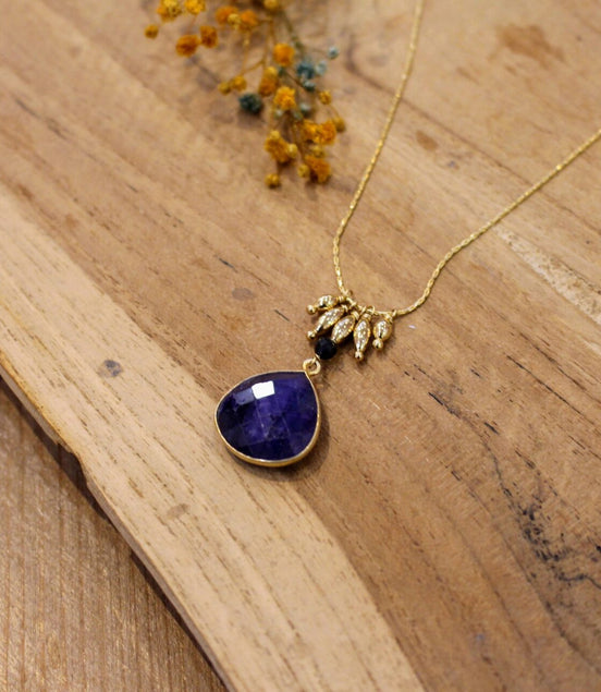 Idée cadeau bijou femme collier doré chaine fine avec sillimanite bleue