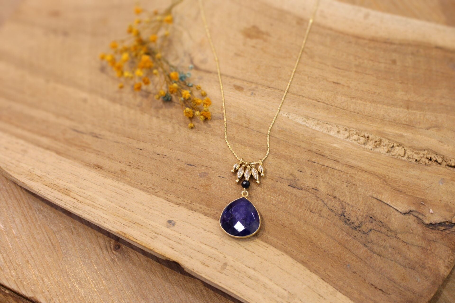 Idée cadeau bijou femme Collier doré sillimanite bleue avec chaine fine