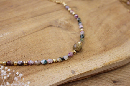 Bijou femme collier femme doré perles de tourmaline et saphir