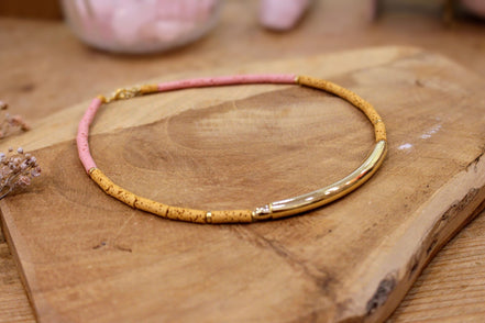 Collier ras du cou en laiton doré or fin 24 carats pierres de lave rose et jaune ocre. Bijou artisanal haut de gamme