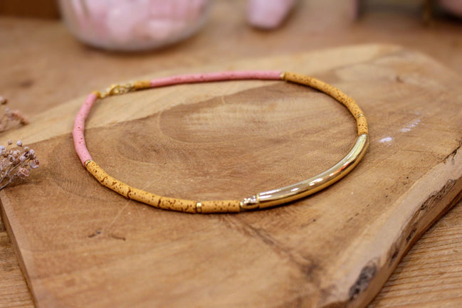 Collier ras du cou en laiton doré or fin 24 carats pierres de lave rose et jaune ocre. Bijou artisanal haut de gamme