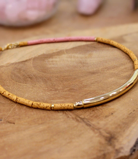 Collier ras du cou en laiton doré or fin 24 carats pierres de lave rose et jaune ocre. Bijou artisanal haut de gamme