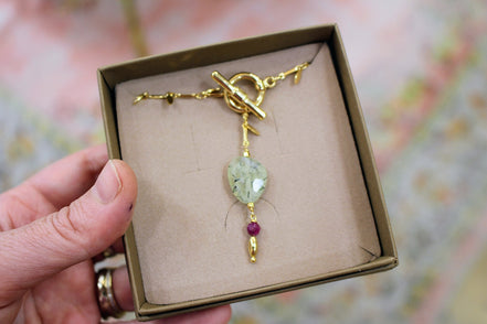 collier QUIÉTUDE doré - préhnite épidote - rubis
