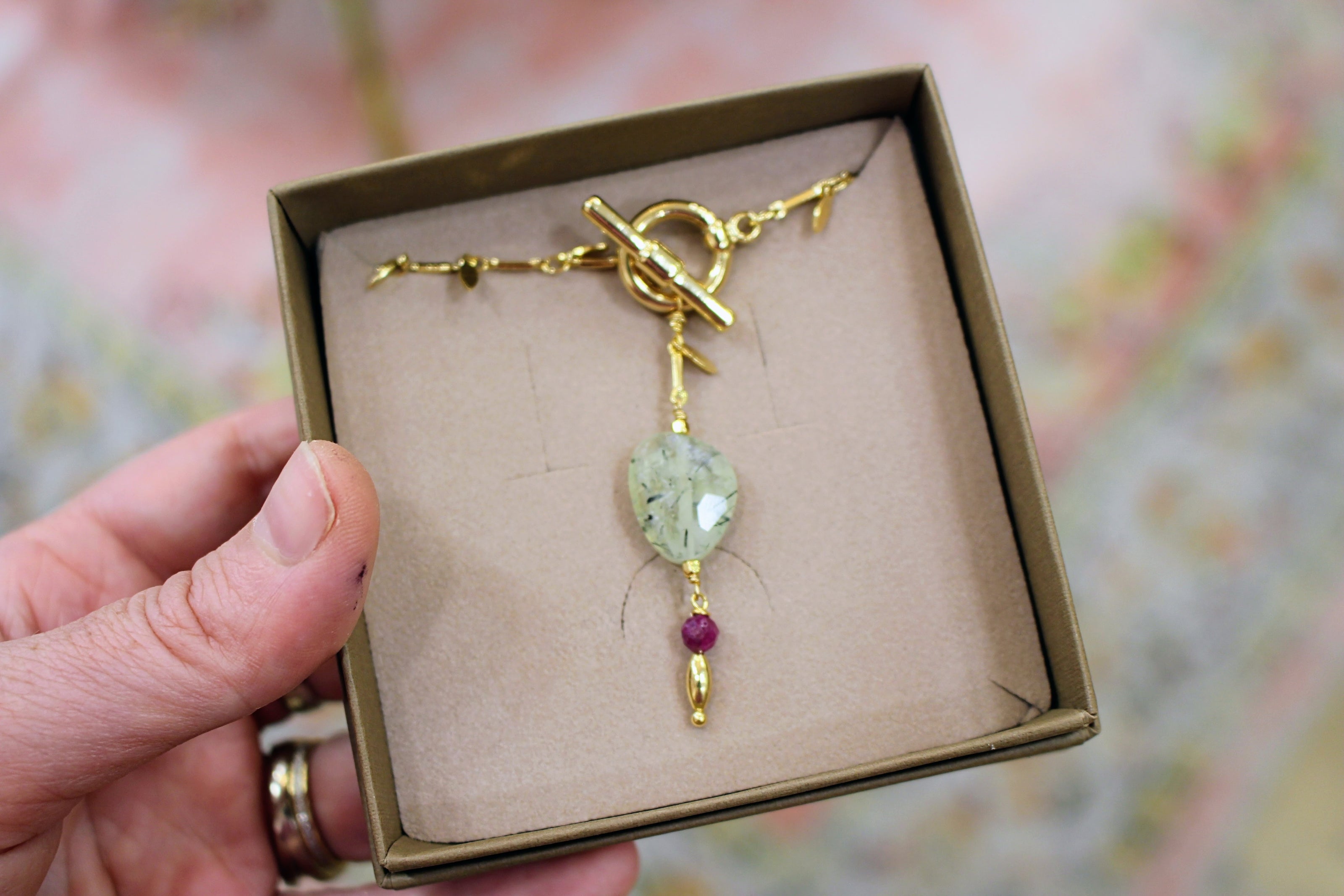 collier QUIÉTUDE doré - préhnite épidote - rubis