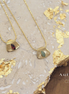collier fin pendentif triangle orné d'une pierre naturelle