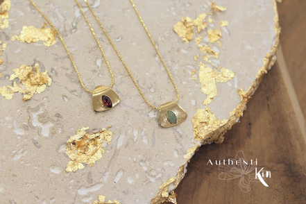 collier fin pendentif triangle orné d'une pierre naturelle