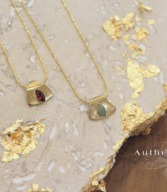collier fin pendentif triangle orné d'une pierre naturelle